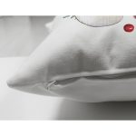 - Suet-K10159-Gorsel-2 - Realhomes Çift Taraflı Mum & Kozalak Tasarımlı Christmas Temalı Dijital Baskılı Dekoratif Süet Yastık Kırlent Kılıfı Realhomes