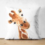 - Suet-K10199-Gorsel - Realhomes Çift Taraflı Beyaz Zemin Zürafa Desenli Dijital Baskılı Modern Süet Yastık Kırlent Kılıfı Realhomes