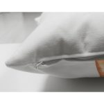 - Suet-K10199-Gorsel-2 - Realhomes Çift Taraflı Beyaz Zemin Zürafa Desenli Dijital Baskılı Modern Süet Yastık Kırlent Kılıfı Realhomes