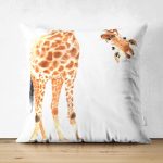 - Suet-K10200-Gorsel - Realhomes Çift Taraflı Beyaz Zemin Zürafa Desenli Dijital Baskılı Dekoratif Süet Yastık Kırlent Kılıfı Realhomes