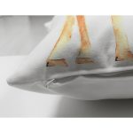 - Suet-K10200-Gorsel-2 - Realhomes Çift Taraflı Beyaz Zemin Zürafa Desenli Dijital Baskılı Dekoratif Süet Yastık Kırlent Kılıfı Realhomes