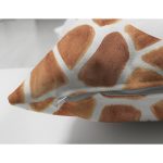 Çift Taraflı Beyaz Zemin Zürafa Desenli Dijital Baskılı Modern Süet Yastık Kırlent Kılıfı Realhomes