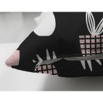 - Suet-K10233-Gorsel-2 - Realhomes Çift Taraflı Siyah Zemin Vazo Desenli Dijital Baskılı Modern Süet Yastık Kırlent Kılıfı Realhomes