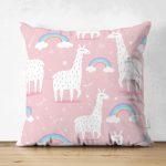 - Suet-K1115-Gorsel - Realhomes Çift Taraflı Pembe Zeminde Lama Ve Gök Kuşağı Dijital Baskılı Özel Tasarım Modern Süet Yastık Kırlent Kılıfı Realhomes