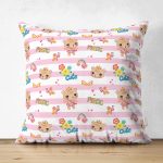 - Print - Realhomes Çift Taraflı Pembe Çizgili Zeminde Şirin Ayıcık Temalı Dijital Baskılı Özel Tasarım Modern Süet Yastık Kırlent Kılıfı Realhomes