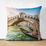 - Suet-K142-Gorsel - Realhomes Çift Taraflı Köprü Ve Kayıkçı Desenli Dijital Baskılı Dekoratif Modern Süet Yastık Kırlent Kılıfı Realhomes