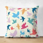 - Suet-K2332-Gorsel - Realhomes Çift Taraflı Krem Zeminde Renkli Kuşlar Motifli Dijital Baskılı Dekoratif Süet Yastık Kırlent Kılıfı Realhomes