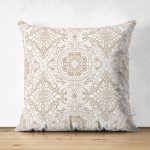 - Suet-K286-Gorsel - Realhomes Çift Taraflı Krem Zemin Kahverengi Tasarım Dijital Baskılı Dekoratif Süet Yastık Kırlent Kılıfı Realhomes