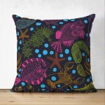 - Suet-K3443-Gorsel - Realhomes Çift Taraflı Siyah Zeminde Deniz Canlıları Çizimli Modern Süet Yastık Kırlent Kılıfı Realhomes