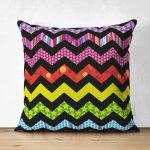 - Suet-K3632-Gorsel - Realhomes Çift Taraflı Siyah Zeminli Renkli Zikzak Motifli Dijital Baskılı Süet Yastık Kırlent Kılıfı Realhomes