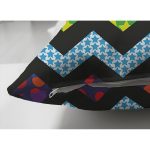 - Suet-K3632-Gorsel-2 - Realhomes Çift Taraflı Siyah Zeminli Renkli Zikzak Motifli Dijital Baskılı Süet Yastık Kırlent Kılıfı Realhomes