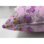 - Suet-K3781-Gorsel-2 - Realhomes Çift Taraflı Pembe Zeminde Damask Desenli Özel Tasarım Dijital Baskılı Modern Süet Yastık Kırlent Kılıfı Realhomes