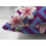 - Suet-K3898-Gorsel-2 - Realhomes Çift Taraflı Geometrik Zeminde Çiçek Motifli Özel Tasarım Dijital Baskılı Modern Süet Yastık Kırlent Kılıfı Realhomes