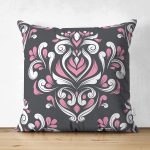- Suet-K3961-Gorsel - Realhomes Çift Taraflı Gri Zeminde Pembe Beyaz Damask Desenli Özel Tasarım Dijital Baskılı Modern Süet Yastık Kırlent Kılıfı Realhomes
