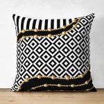 - Suet-K3998-Gorsel - Realhomes Çift Taraflı Siyah Beyaz Zeminde Altın Renk Motifli Özel Tasarım Dijital Baskılı Modern Süet Yastık Kırlent Kılıfı Realhomes