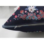 - Suet-K4013-Gorsel-2 - Realhomes Çift Taraflı Lacivert Zeminde Çiçekli Etnik Desenler Özel Tasarım Dijital Baskılı Modern Süet Yastık Kırlent Kılıfı Realhomes