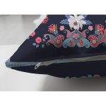 - Suet-K4018-Gorsel-2 - Realhomes Çift Taraflı Lacivert Zeminde Çiçekli Etnik Desenli Özel Tasarım Dijital Baskılı Modern Süet Yastık Kırlent Kılıfı Realhomes