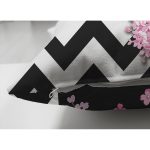 - Suet-K4171-Gorsel-2 - Realhomes Çift Taraflı Siyah Zikzak Zeminde İlkbahar Çiçekleri Temalı Süet Yastık Kırlent Kılıfı Realhomes