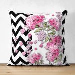 - Suet-K4172-Gorsel - Realhomes Çift Taraflı Siyah Zikzak Zeminde İlkbahar Çiçekleri Temalı Süet Yastık Kırlent Kılıfı Realhomes