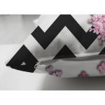 - Suet-K4172-Gorsel-2 - Realhomes Çift Taraflı Siyah Zikzak Zeminde İlkbahar Çiçekleri Temalı Süet Yastık Kırlent Kılıfı Realhomes