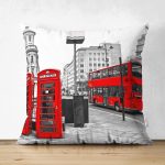 - Suet-K47-Gorsel - Realhomes Çift Taraflı Şehir Manzarası Telefon Kulübesi Motifli Dijital Baskılı Dekoratif Süet Yastık Kırlent Kılıfı Realhomes