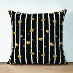 Çift Taraflı Çizgili Zemin Üzerinde Altın Kalpler Desenli Dijital Baskılı Dekoratif Süet Yastık Kırlent Kılıfı Realhomes