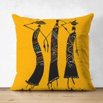 - Suet-K6538-Gorsel - Realhomes  Çift Taraflı Turuncu Zeminde Afrika Kadınlar Tasarımlı Dijital Baskılı Süet Kırlent Kılıfı Realhomes