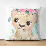 - Suet-K6612-Gorsel - Realhomes Çift Taraflı Sevimli Bebek Aslan Çocuk Odası Dijital Baskılı Dekoratif Süet Yastık Kırlent Kılıfı Realhomes