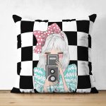 Çift Taraflı Dama Zeminli Fotoğraf Çeken Kız Tasarımlı Dijital Baskılı Modern Süet Yastık Kırlent Kılıfı Realhomes