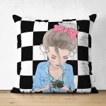 Çift Taraflı Dama Zeminli Fotoğraf Çeken Kız Tasarımlı Dijital Baskılı Dekoratif Süet Yastık Kırlent Kılıfı Realhomes