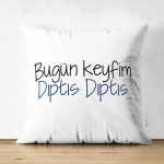 - Suet-K9318-Gorsel - Realhomes Çift Taraflı Özel Tasarım Bugün Keyfim Dıptıs Dıptıs Dijital Baskılı Modern Süet Yastık Kırlent Kılıfı Realhomes