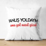 - Suet-K9325-Gorsel - Realhomes Çift Taraflı Özel Tasarım Yanlış Yoldayım Dijital Baskılı Dekoratif Süet Yastık Kırlent Kılıfı Realhomes