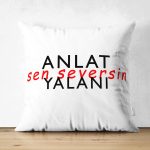 - Suet-K9352-Gorsel - Realhomes Çift Taraflı Özel Tasarım Anlat Seversin Yalanı Dijital Baskılı Modern Süet Yastık Kırlent Kılıfı Realhomes