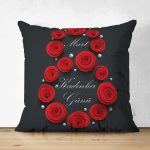 - Suet-K9366-1-Gorsel - Realhomes Çift Taraflı Özel Tasarım 8 Mart Kırmızı Gül Tasarımlı Dijital Baskılı Modern Süet Yastık Kırlent Kılıfı Realhomes