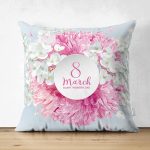 - Suet-K9373-2-Gorsel - Realhomes Çift Taraflı Özel Tasarım 8 March Ortanca Çiçeği Motifli Dijital Baskılı Modern Süet Yastık Kırlent Kılıfı Realhomes