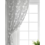 - Perde-8450-Gorsel-1 - Realhomes Realhomes Gri Zemin Üzerinde Beyaz Yaprak Desenli Dijital Baskılı Modern Salon Fon Perde Realhomes