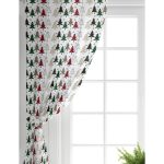 - Perde-8621-Gorsel-1 - Realhomes Realhomes Beyaz Zemin Üzerinde Ekoseli Çam Ağacı Desenli Dijital Baskılı Modern Salon Fon Perde Realhomes