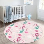 - RealHomes Dijital Baskılı Kaymaz Tabanlı Comfort Çocuk Odası Yuvarlak Halı - Realhomes  Pembe Zeminde Deniz Kızı Çocuk & Genç Odası Makinede Yıkanabilir Kaymaz Tabanlı Yuvarlak Çocuk Halısı Realhomes
