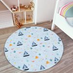 - RealHomes Dijital Baskılı Kaymaz Tabanlı Comfort Çocuk Odası Yuvarlak Halı - Realhomes  Denizci Temalı Bebek Desenli Çocuk & Genç Odası Makinede Yıkanabilir Kaymaz Tabanlı Yuvarlak Çocuk Halısı Realhomes