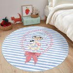 - RealHomes Dijital Baskılı Kaymaz Tabanlı Comfort Çocuk Odası Yuvarlak Halı - Realhomes Mavi Çizgili Fashion Girl Çocuk & Genç Odası Makinede Yıkanabilir Kaymaz Tabanlı Yuvarlak Çocuk Halısı Realhomes
