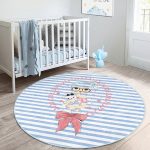 - RealHomes Dijital Baskılı Kaymaz Tabanlı Comfort Çocuk Odası Yuvarlak Halı - Realhomes Mavi Çizgili Fashion Girl Çocuk & Genç Odası Makinede Yıkanabilir Kaymaz Tabanlı Yuvarlak Çocuk Halısı Realhomes