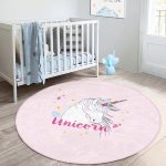- RealHomes Dijital Baskılı Kaymaz Tabanlı Comfort Çocuk Odası Yuvarlak Halı - Realhomes  Pembe Zeminli Unicorn At Desenli Çocuk & Genç Odası Makinede Yıkanabilir Kaymaz Tabanlı Yuvarlak Çocuk Halısı Realhomes