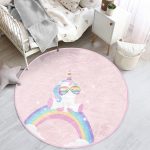 - RealHomes Dijital Baskılı Kaymaz Tabanlı Comfort Çocuk Odası Yuvarlak Halı - Realhomes Pembe Zeminde Unicorn Tasarımlı Çocuk & Genç Odası Makinede Yıkanabilir Kaymaz Tabanlı Yuvarlak Çocuk Halısı Realhomes