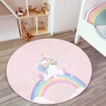 - RealHomes Dijital Baskılı Kaymaz Tabanlı Comfort Çocuk Odası Yuvarlak Halı - Realhomes Pembe Zeminde Unicorn Tasarımlı Çocuk & Genç Odası Makinede Yıkanabilir Kaymaz Tabanlı Yuvarlak Çocuk Halısı Realhomes