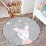 - RealHomes Dijital Baskılı Kaymaz Tabanlı Comfort Çocuk Odası Yuvarlak Halı - Realhomes  Gri Zemin Ceylan Ve Arı Temalı Çocuk & Genç Odası Makinede Yıkanabilir Kaymaz Tabanlı Yuvarlak Çocuk Halısı Realhomes