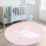 - RealHomes Dijital Baskılı Kaymaz Tabanlı Comfort Çocuk Odası Yuvarlak Halı - Realhomes  Pembe Zeminde Kuğu Motifli Çocuk & Genç Odası Makinede Yıkanabilir Kaymaz Tabanlı Yuvarlak Çocuk Halısı Realhomes