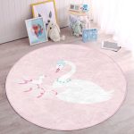 - RealHomes Dijital Baskılı Kaymaz Tabanlı Comfort Çocuk Odası Yuvarlak Halı - Realhomes  Pembe Zeminde Kuğu Motifli Çocuk & Genç Odası Makinede Yıkanabilir Kaymaz Tabanlı Yuvarlak Çocuk Halısı Realhomes