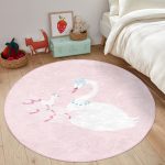- RealHomes Dijital Baskılı Kaymaz Tabanlı Comfort Çocuk Odası Yuvarlak Halı - Realhomes  Pembe Zeminde Kuğu Motifli Çocuk & Genç Odası Makinede Yıkanabilir Kaymaz Tabanlı Yuvarlak Çocuk Halısı Realhomes