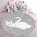 - RealHomes Dijital Baskılı Kaymaz Tabanlı Comfort Çocuk Odası Yuvarlak Halı - Realhomes  Gri Zeminde Kuğu Motifli Çocuk & Genç Odası Makinede Yıkanabilir Kaymaz Tabanlı Yuvarlak Çocuk Halısı Realhomes
