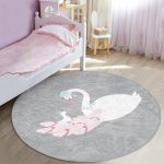 - RealHomes Dijital Baskılı Kaymaz Tabanlı Comfort Çocuk Odası Yuvarlak Halı - Realhomes  Gri Zeminde Kuğu Motifli Çocuk & Genç Odası Makinede Yıkanabilir Kaymaz Tabanlı Yuvarlak Çocuk Halısı Realhomes
